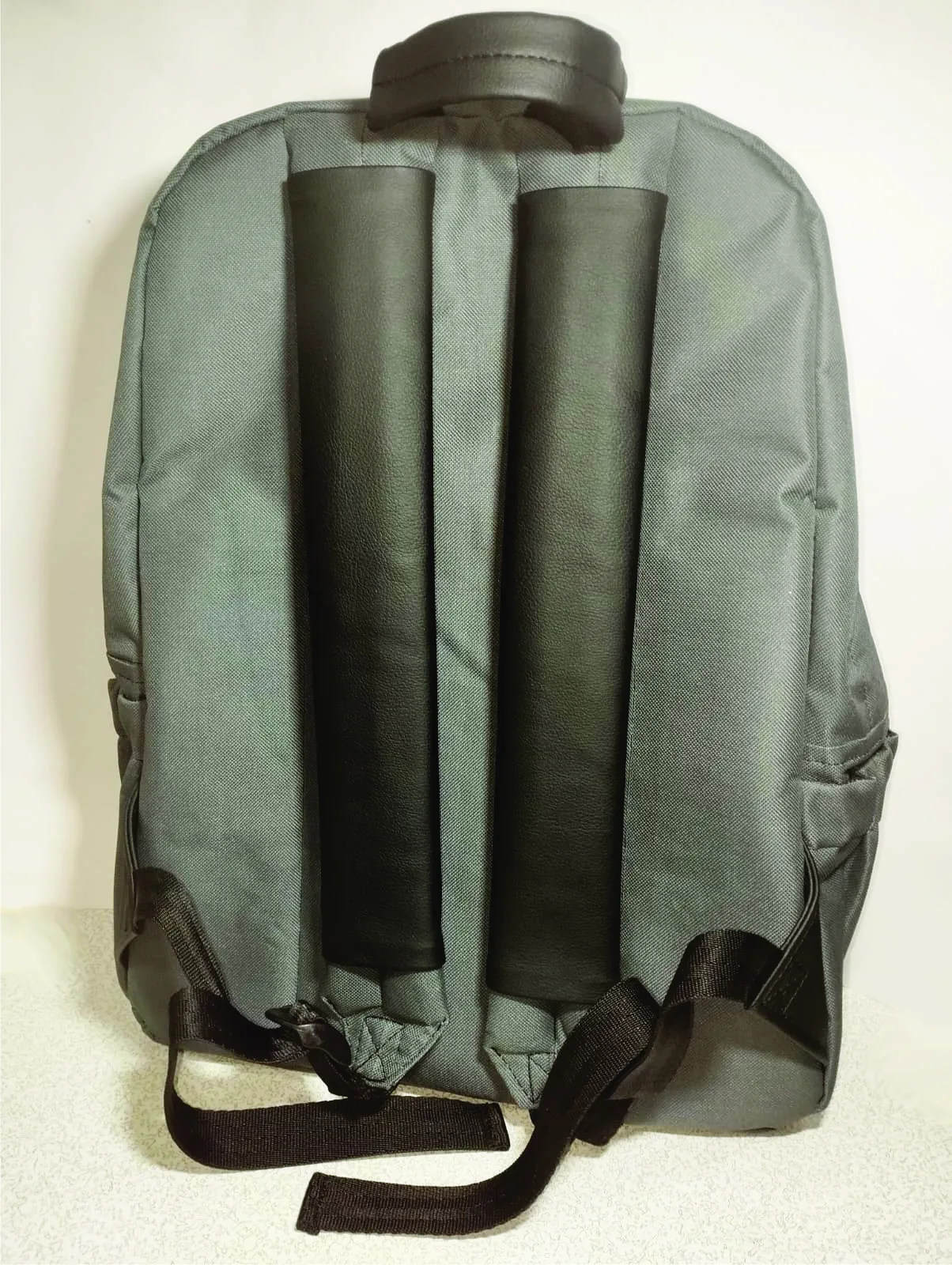Mochila gris — trasera