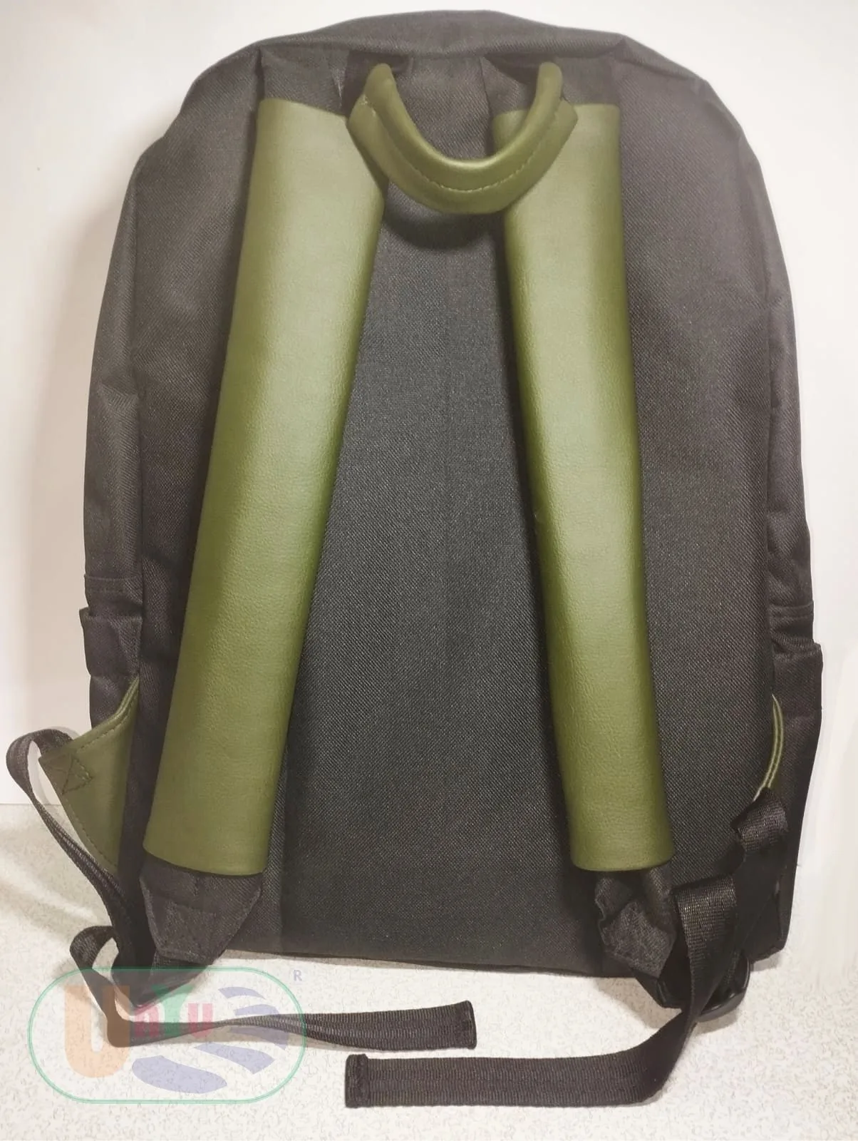 Mochila negra — trasera