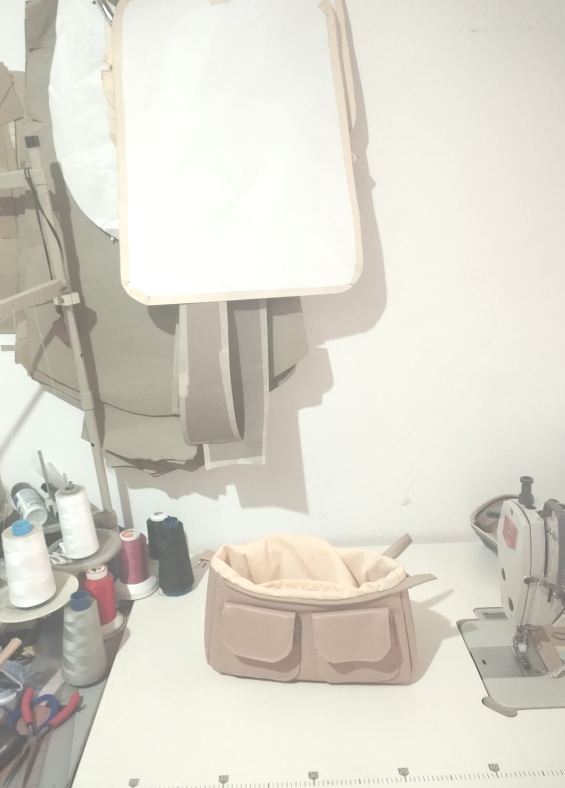 Interior del taller de costura limpio y ordenado